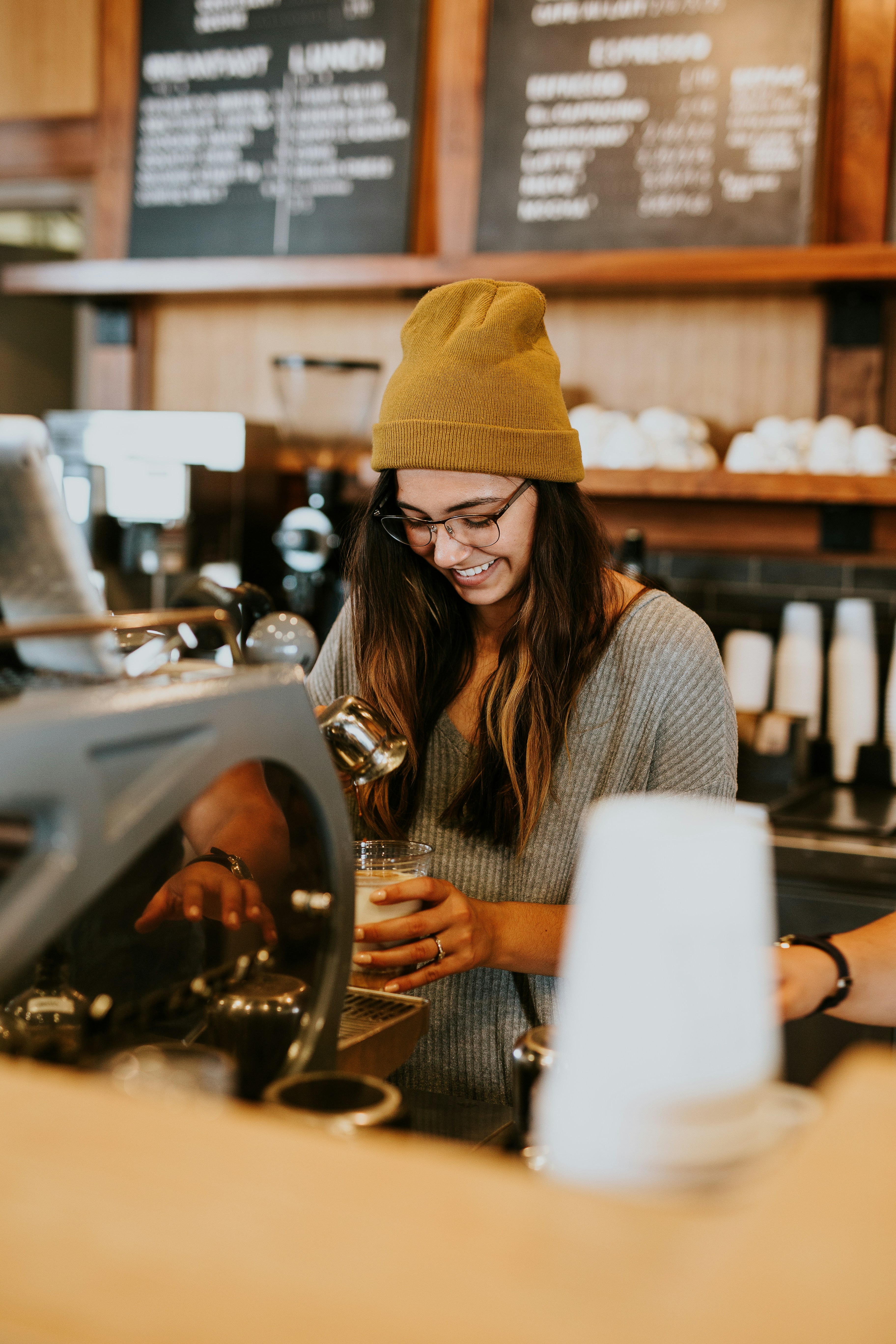 Groupe d'amis partageant un café