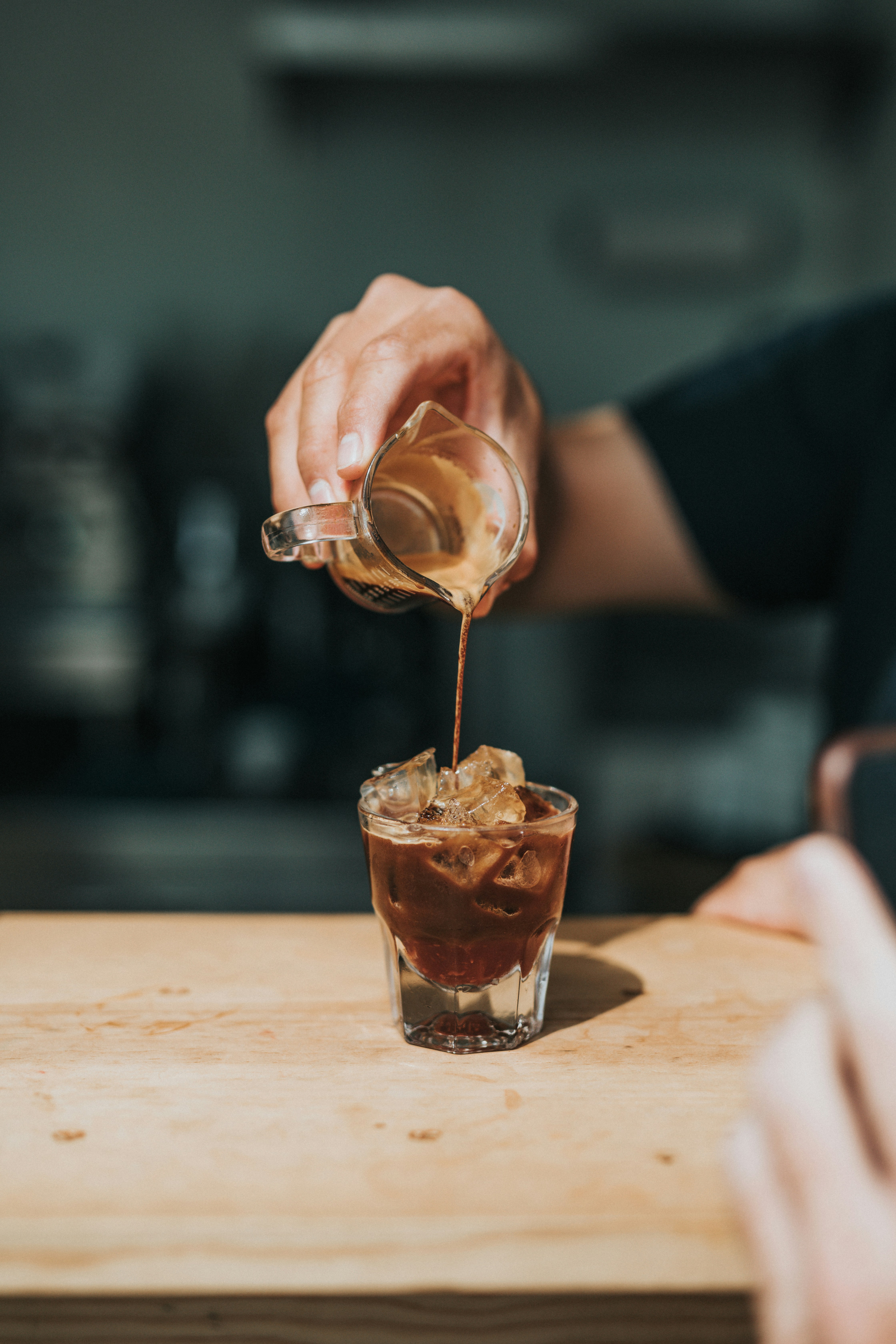 Barista préparant un café de spécialité